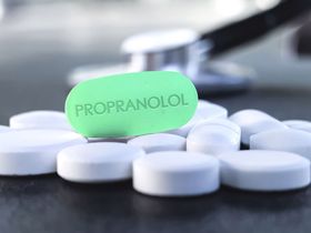 Dùng Propranolol điều trị run vô căn kéo dài có ảnh hưởng gì không?